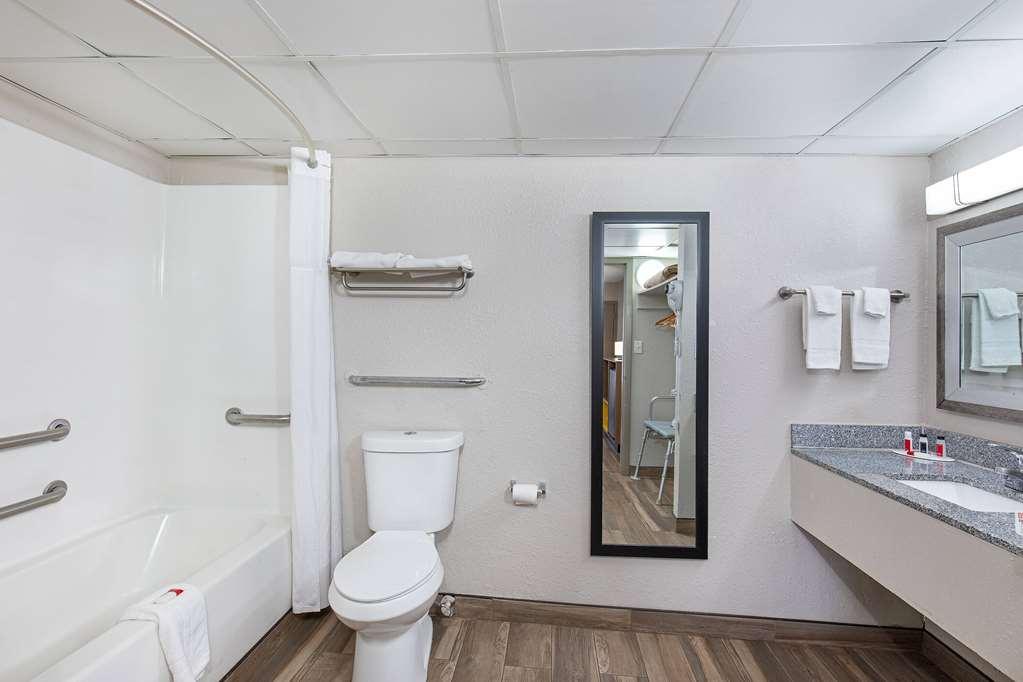 Days Inn By Wyndham Knoxville North Powell Room photo