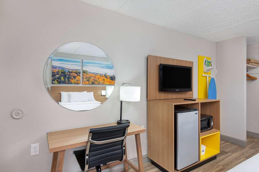 Days Inn By Wyndham Knoxville North Powell Room photo