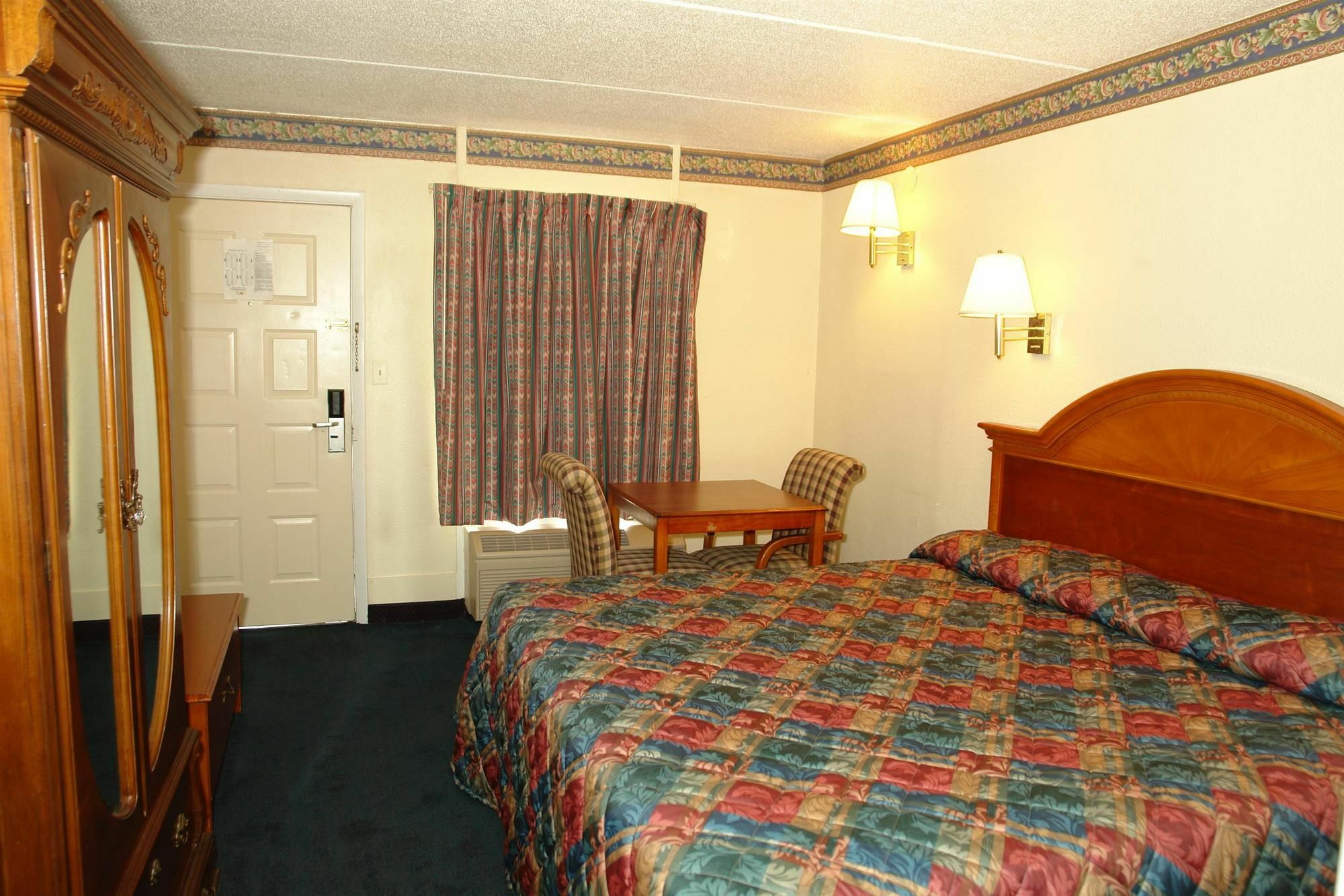 Days Inn By Wyndham Knoxville North Powell Room photo